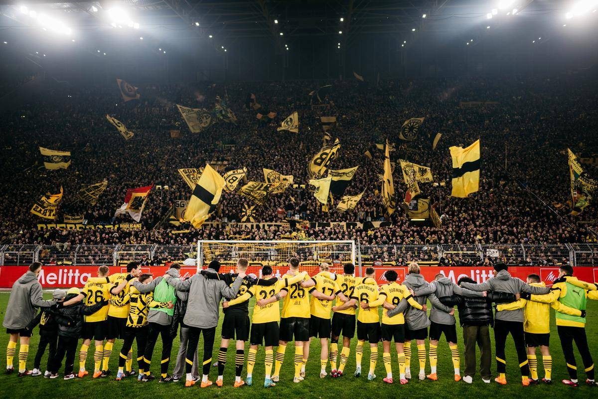 竞博官方平台- 葡萄牙比赛最后时刻球迷冲场大四喜 